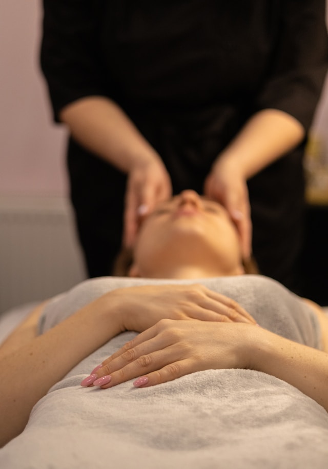 anna-keibalo-BJ7i-96glwM-unsplash Head massage